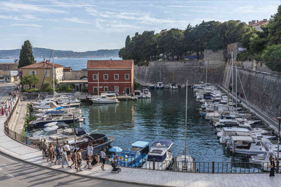 Croacia - Zadar 65 - murallas Venecianas y puerto.jpg